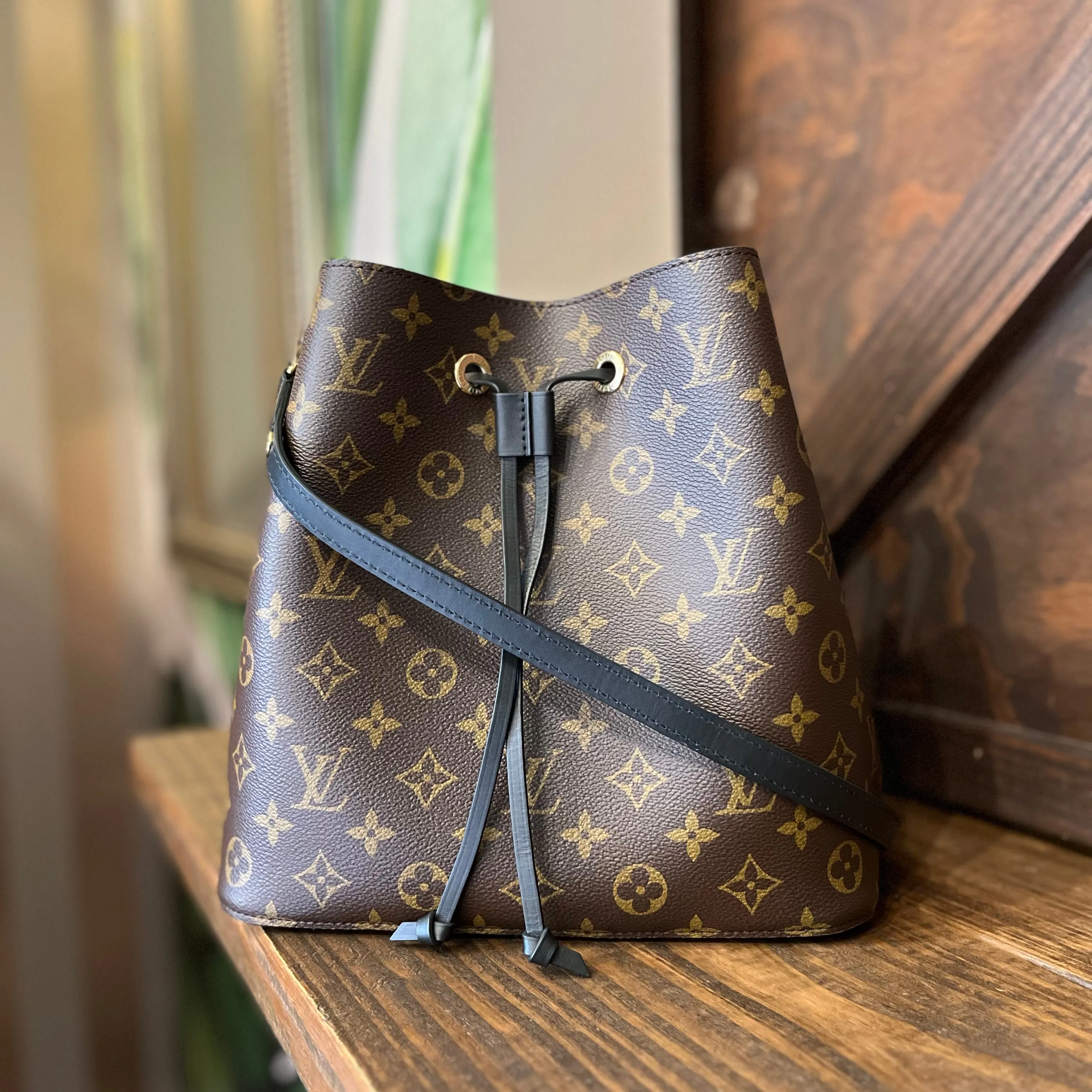 LOUIS VUITTON Neo Noe MM Noir Monogram Canvas Bucket Bag
