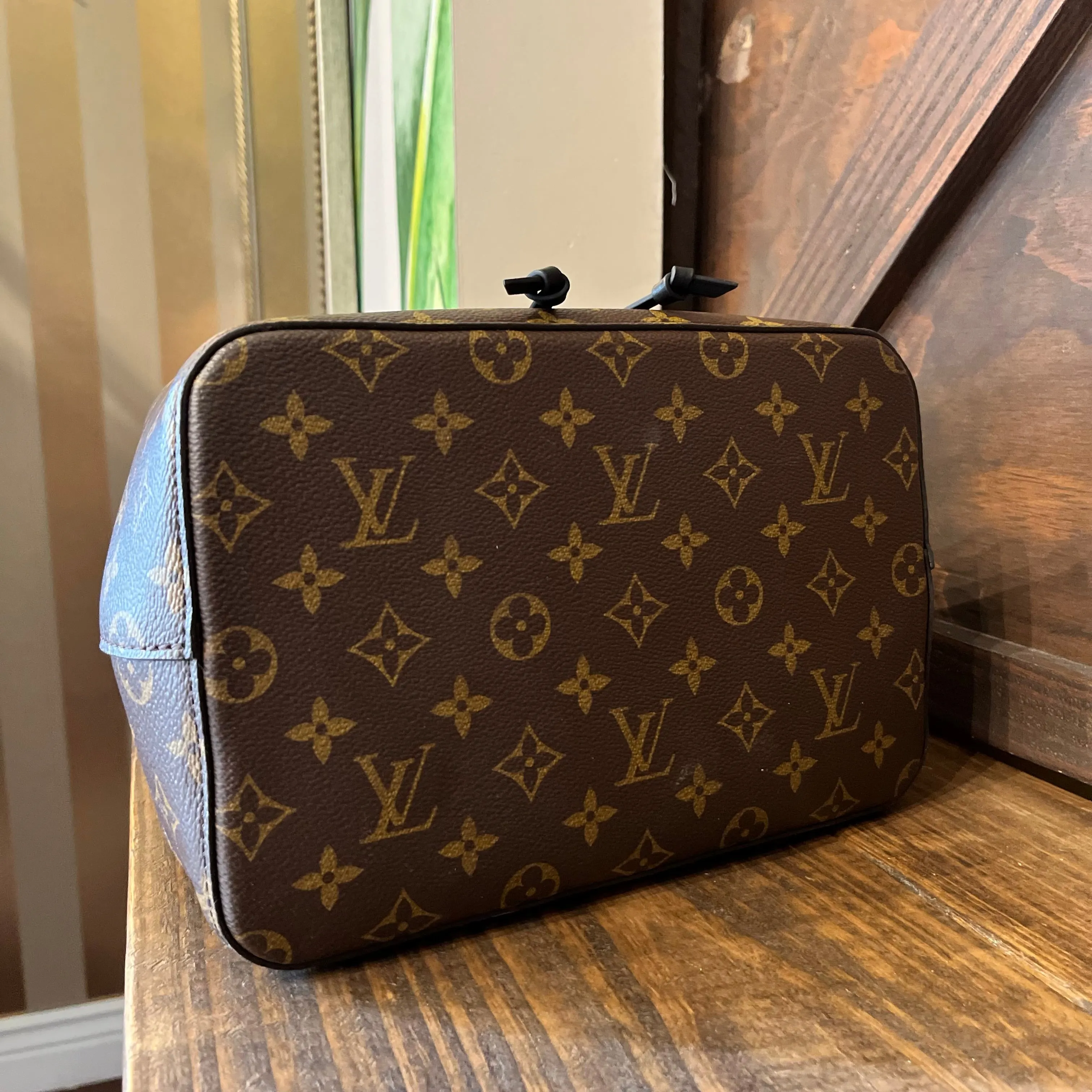 LOUIS VUITTON Neo Noe MM Noir Monogram Canvas Bucket Bag